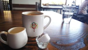cafe &deli mogu カップのオリジナルロゴ